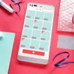 フリマアプリをスマホで見ている