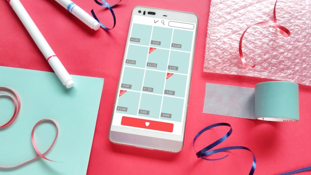 フリマアプリをスマホで見ている